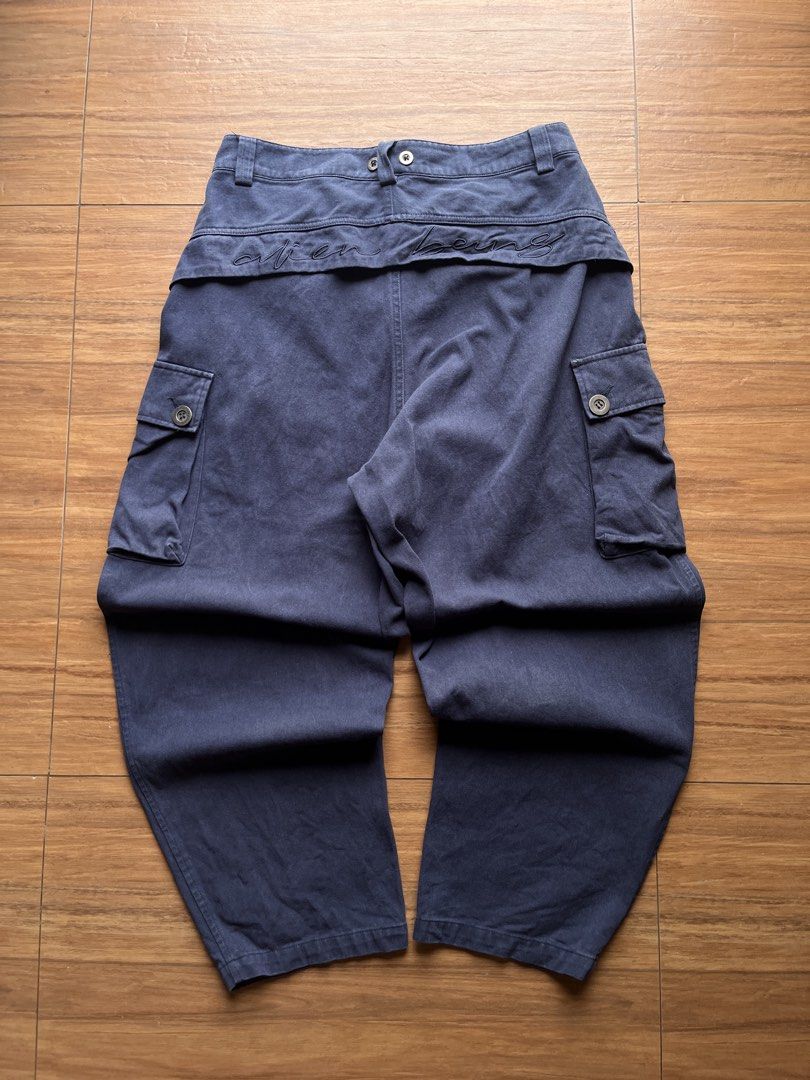 Alien Bang Utility/Cargo Barrel Pants (Category: Jeans) located in Davao. Submitted by spilled.bins (Listing ID 1437179723, Image 2). Description: Alien Bang Utility/Cargo Barrel Pants Waist: 32in Length: 36in Thigh Opening: 13in Leg Opening: 7.5in Denim Fade | Used Fade Excellent Condition Mine: ₱650 . +shipping fee on top . Model Reference: Height: 5’5 feet Weight: 68kg.