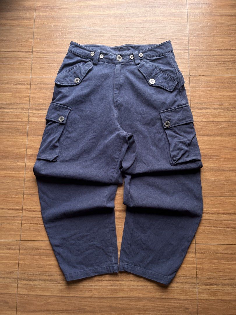 Alien Bang Utility/Cargo Barrel Pants (Category: Jeans) located in Davao. Submitted by spilled.bins (Listing ID 1437179723, Image 1). Description: Alien Bang Utility/Cargo Barrel Pants Waist: 32in Length: 36in Thigh Opening: 13in Leg Opening: 7.5in Denim Fade | Used Fade Excellent Condition Mine: ₱650 . +shipping fee on top . Model Reference: Height: 5’5 feet Weight: 68kg.