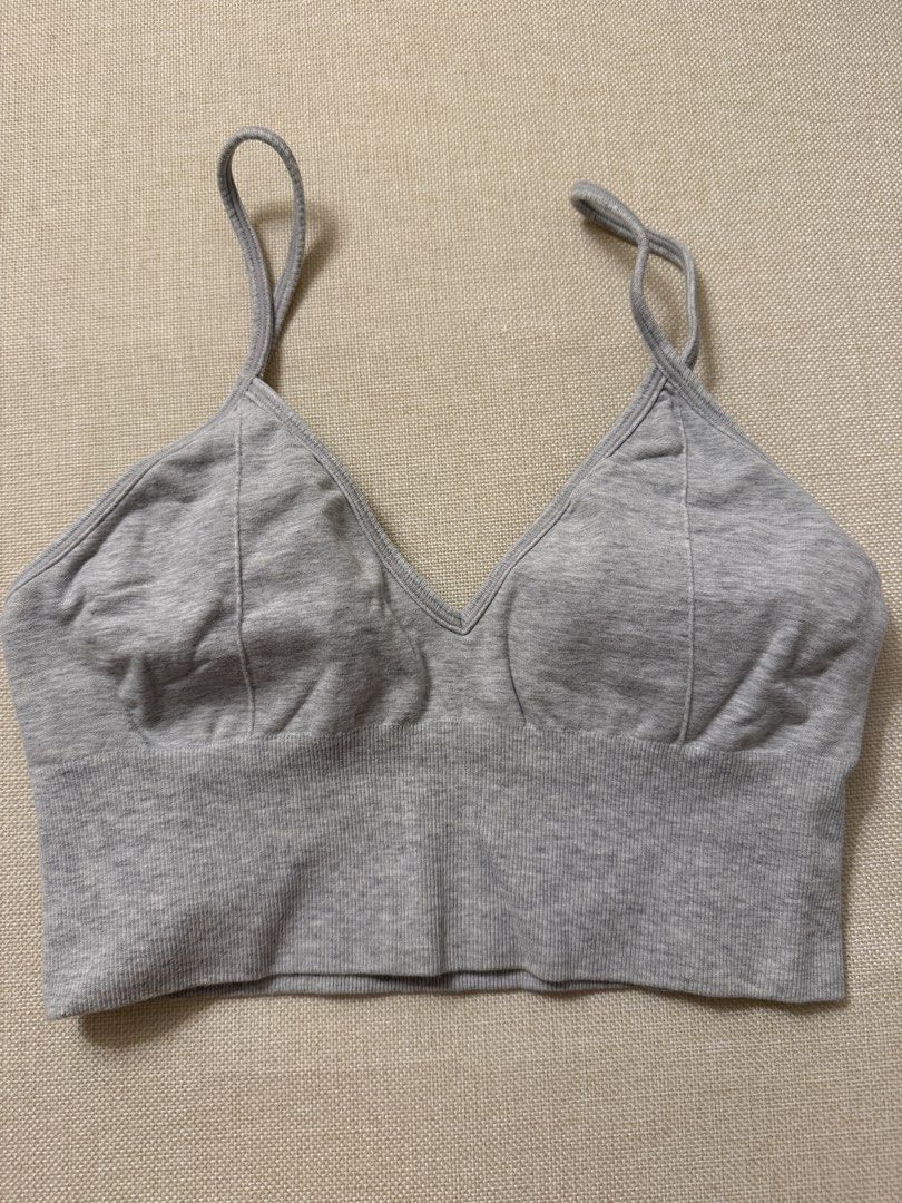 Alo Yoga Seamless Ribbed Bra - Size S (Category: Activewear) located in Singapore. Submitted by dreaml0ver (Listing ID 1437129531, Image 1). Description: - Alo Yoga bra - Ideal for low-impact workouts and daily wear - Seamless design with ribbed texture - Adjustable straps for a custom fit - Made in Turkey.