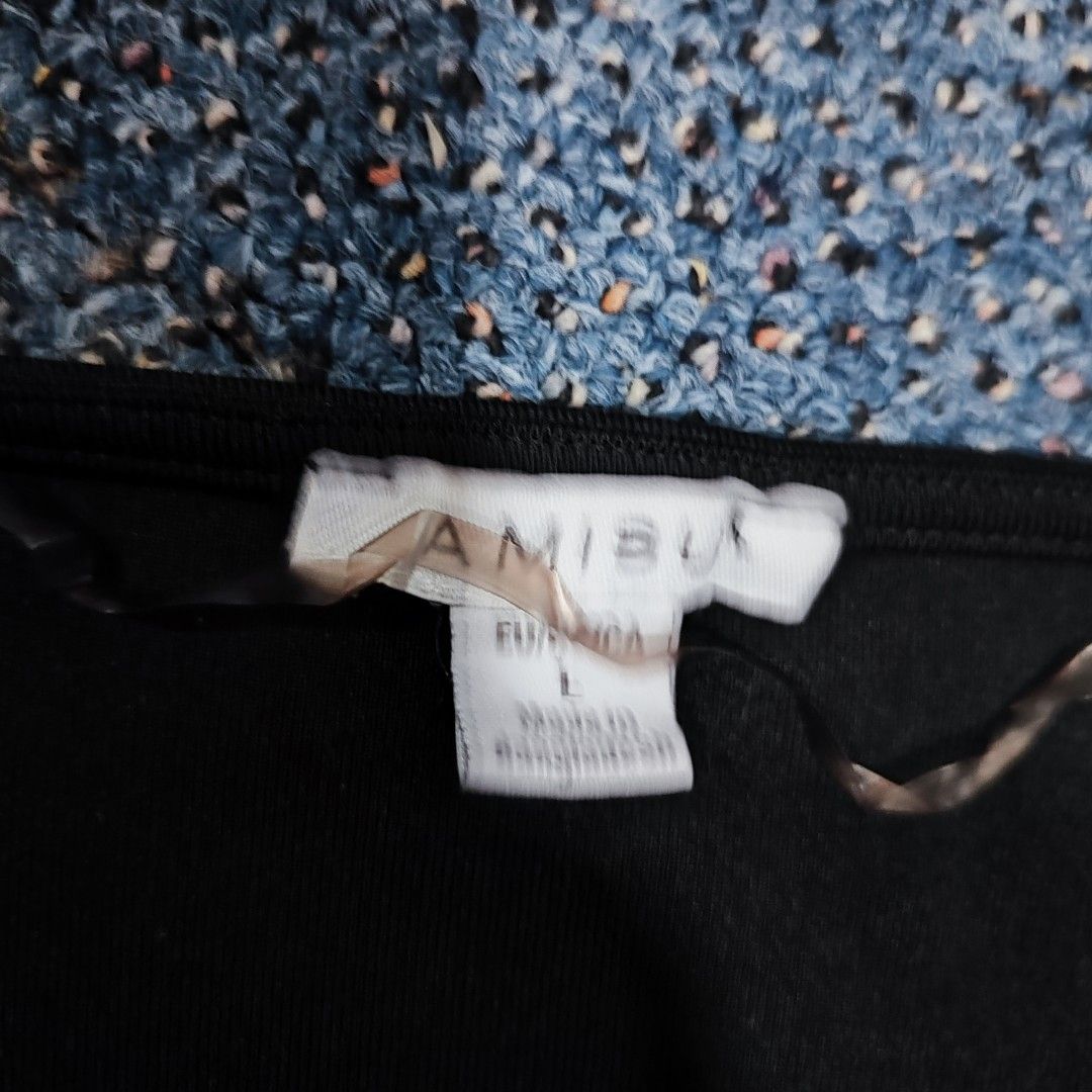 AMISU BLACK SQUARE NECK SPANDEX CROP TOP (Category: Blouses) located in Makati City. Submitted by jasdici (Listing ID 1437031537, Image 2). Description: thick fabric large on tag.