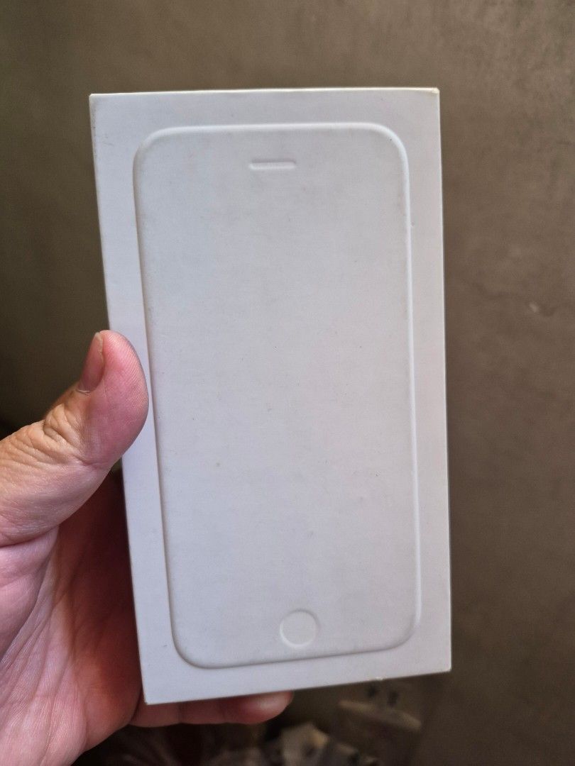 Apple Wired EarPods with Charger and Box (Category: Earphones) located in Caloocan City. Submitted by sassy1013 (Listing ID 1437029351, Image 3). Description: - Apple Wired Earphones - Includes USB power adapter (US plugs) - Comes with the original box - Perfect as a replacement or spare - Ready to use.