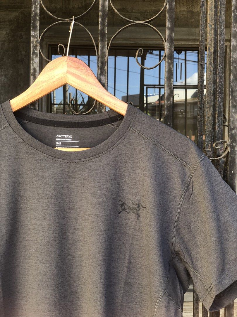 Arc'teryx Men's S/S T-Shirt (Category: Tshirts & Polo Shirts ) located in Lucena. Submitted by krtysins (Listing ID 1437099330, Image 1). Description: - Arc'teryx men's short-sleeved t-shirt - Size: S - Color: Grey - Features the Arc'teryx logo on the chest - Designed in the Coast Mountains - Made with recycled paper.