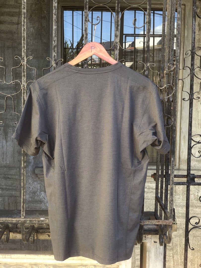 Arc'teryx Men's S/S T-Shirt (Category: Tshirts & Polo Shirts ) located in Lucena. Submitted by krtysins (Listing ID 1437099330, Image 3). Description: - Arc'teryx men's short-sleeved t-shirt - Size: S - Color: Grey - Features the Arc'teryx logo on the chest - Designed in the Coast Mountains - Made with recycled paper.
