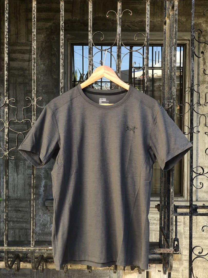Arc'teryx Men's S/S T-Shirt (Category: Tshirts & Polo Shirts ) located in Lucena. Submitted by krtysins (Listing ID 1437099330, Image 2). Description: - Arc'teryx men's short-sleeved t-shirt - Size: S - Color: Grey - Features the Arc'teryx logo on the chest - Designed in the Coast Mountains - Made with recycled paper.