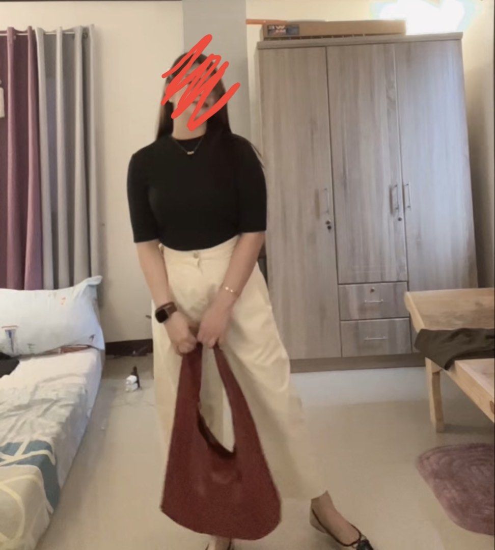 Aztrid Medium Hobo Bag (Category: Luxury Bags & Wallets) located in Manila. Submitted by wsangelescloset (Listing ID 1437125080, Image 3). Description: Broken zipper, not noticeable naman when worn. Body of the bag is 100% good..