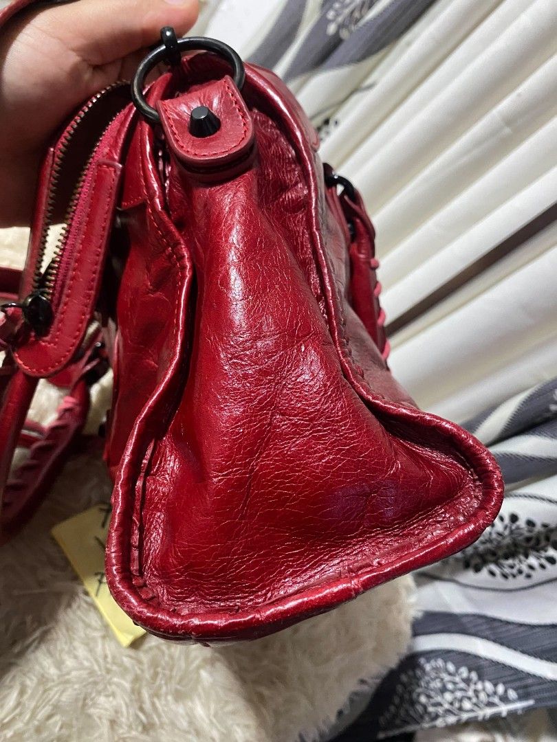 Balenciaga small size (Category: Luxury Bags & Wallets) located in Tagum. Submitted by janmarion049706 (Listing ID 1437043838, Image 2). Description: very good condition genuine leather no flaws sign of use only maganda kulay Neto subrang tibay.