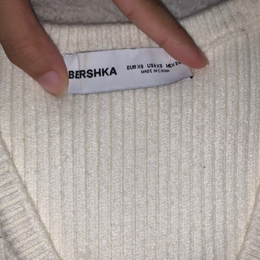 Bershka Ribbed Knit Top XS (Category: Sleeveless) located in Manila. Submitted by yzacatris (Listing ID 1437193539, Image 2). Description: - Bershka cream-colored ribbed knit top - Size: XS - Features: V-neck, button closure - Design: Sleeveless - Material: Soft knit - Versatile: Perfect for layering or wearing alone.