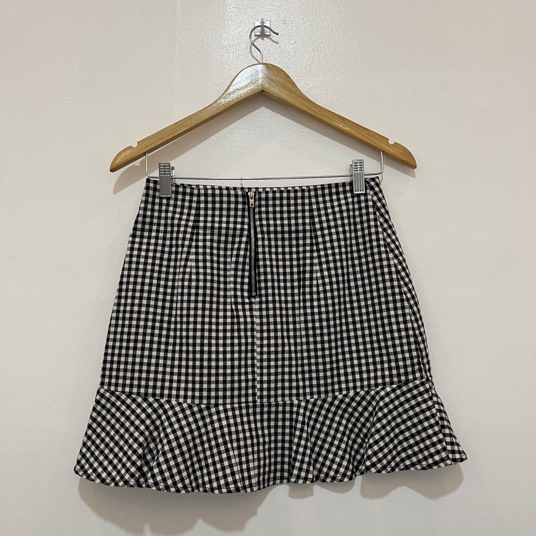 black and white gingham wrapped mini skirt (Category: Skirts) located in Angeles City. Submitted by popsyluvain (Listing ID 1437082741, Image 2). Description: 💗 skirt measurement 𑣲 waist: 27” 𑣲 hips: 36” 𑣲 front length (waistband to hem): 15 1/2” 💗 key features 𑣲 elasticity: none 𑣲 closure: back zipper 𑣲 lining: none 💗 conditions & flaws 𑣲 flaws: none 𑣲 note: no “when worn” photos available 💌 special promotion 𑣲 free shipping: enjoy 