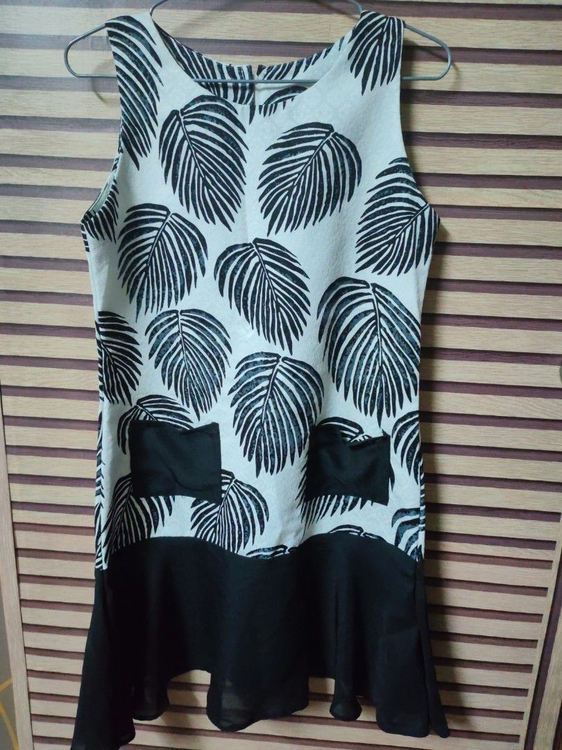 Black and White Leaf Print Dress (Category: Dresses) located in Makati City. Submitted by mybentables (Listing ID 1437151735, Image 1). Description: - Sleeveless dress - Black and white leaf print - Black skirt - Two small pockets - Textured fabric - Suitable for casual wear -Tagged as free size since no size label when bought but can fit small to medium.