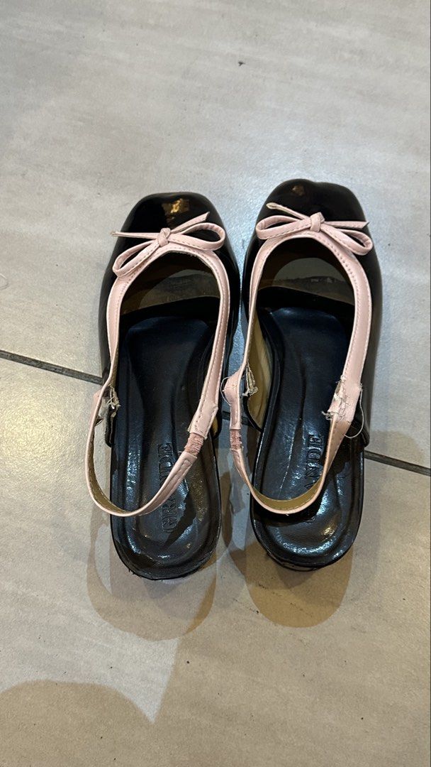 Black Ballet Flat (Category: Flats) located in Subang Jaya. Submitted by juliettesecrets (Listing ID 1437029310, Image 2). Description: - Black slingback flats - Pink trim and bow detail - Brand: "Grande" - Square toe design - Slingback straps show wear - visible minor defect on slides.