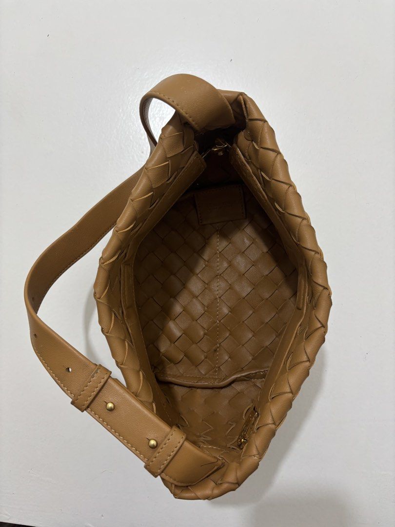 Bottega veneta tie shoulder bag (Category: Shoulder Bags) located in Dagupan City. Submitted by raregrail.co (Listing ID 1437192629, Image 2). Description: .