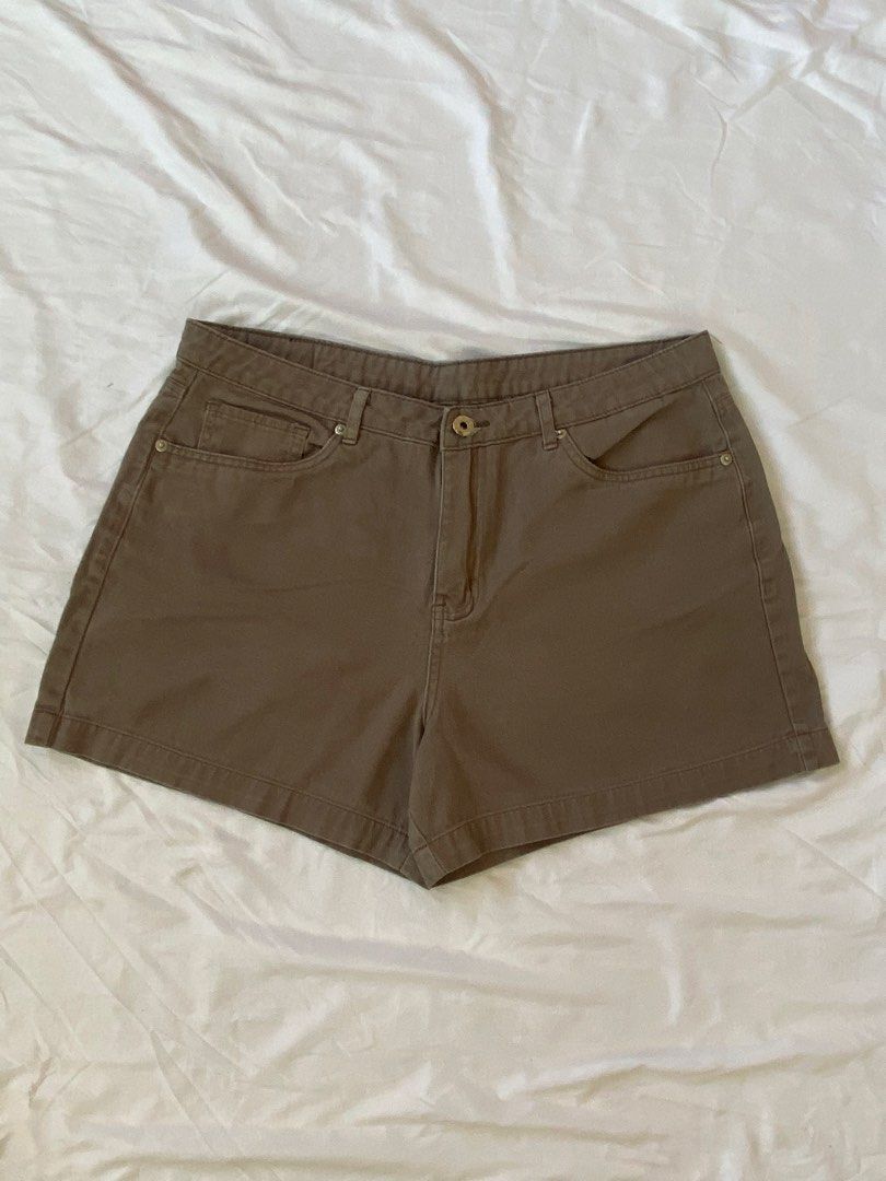 Brown overhauled shorts (Category: Shorts) located in Legazpi City. Submitted by clutterbusterph (Listing ID 1437137685, Image 1). Description: waist: 34 inches length: 13.5 inches .