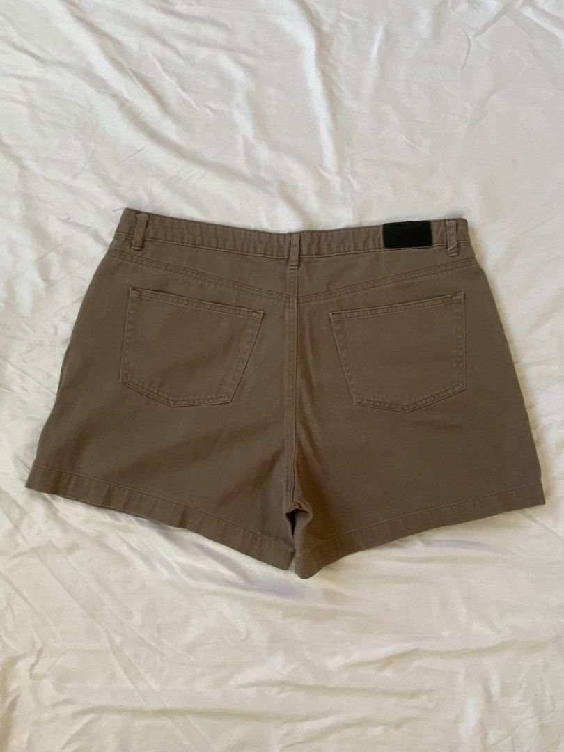 Brown overhauled shorts (Category: Shorts) located in Legazpi City. Submitted by clutterbusterph (Listing ID 1437137685, Image 2). Description: waist: 34 inches length: 13.5 inches .