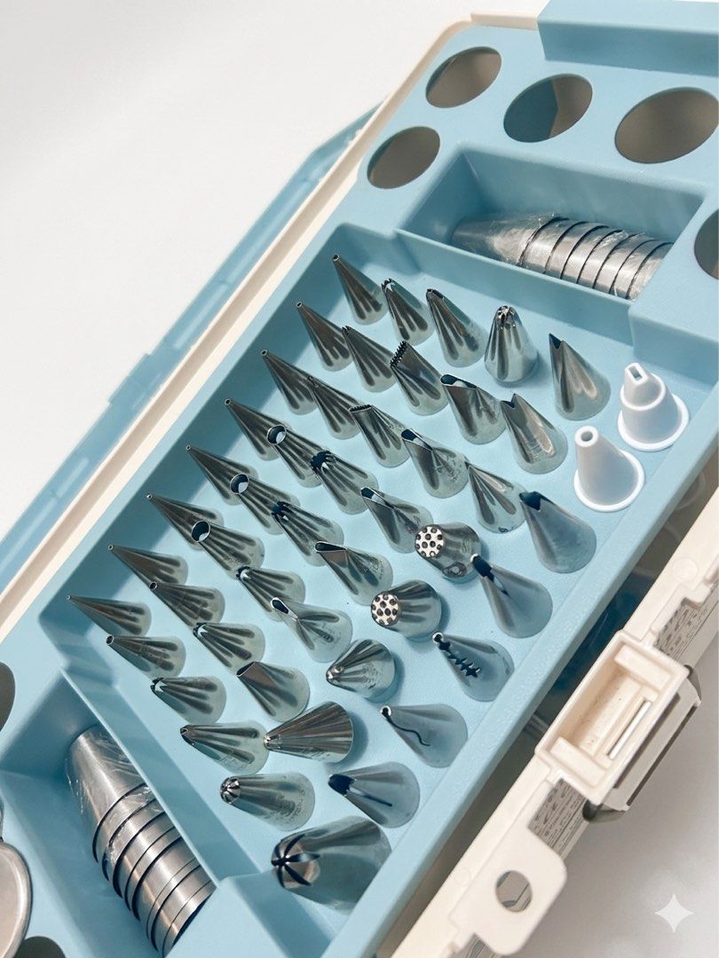 Wilton Cake Decorating Set with Tips and Tools (Category: Bakeware) located in Carmona. Submitted by angelwins (Listing ID 1437177853, Image 2). Description: - Complete cake decorating set - Includes various piping tips for different designs - Features spatulas and essential tools - Comes with brushes for detailed work - Convenient storage case included - Suitable for beginners and experienced bakers.