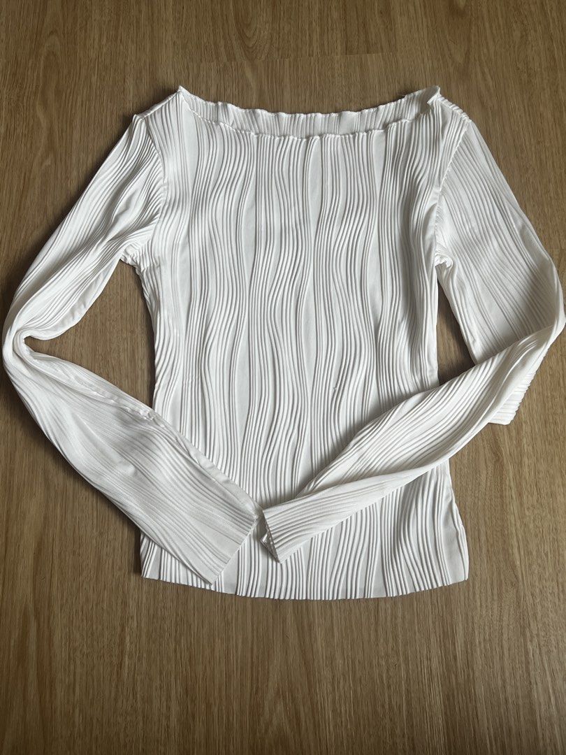 Clothes Bundle (Category: Other Tops) located in Singapore. Submitted by qianh.ui (Listing ID 1437198716, Image 2). Description: Pricing based on usage & brand [$6] White Long Sleeve - XS [$7] Ribbon Skorts - XS [$5] White Off-Shoulder - XS [$5] Bubble Skirt - XS [$14] Low Rise Jeans - S/M [$13] Cider Cardigan - S/M [$10] Wide Legged Jeans - M [$3] Cropped Top - XS [$10] White Ruffled Skirt - XS/S Buy 2 for 5% off Buy 3 for 10% off Buy 6 for 20% 