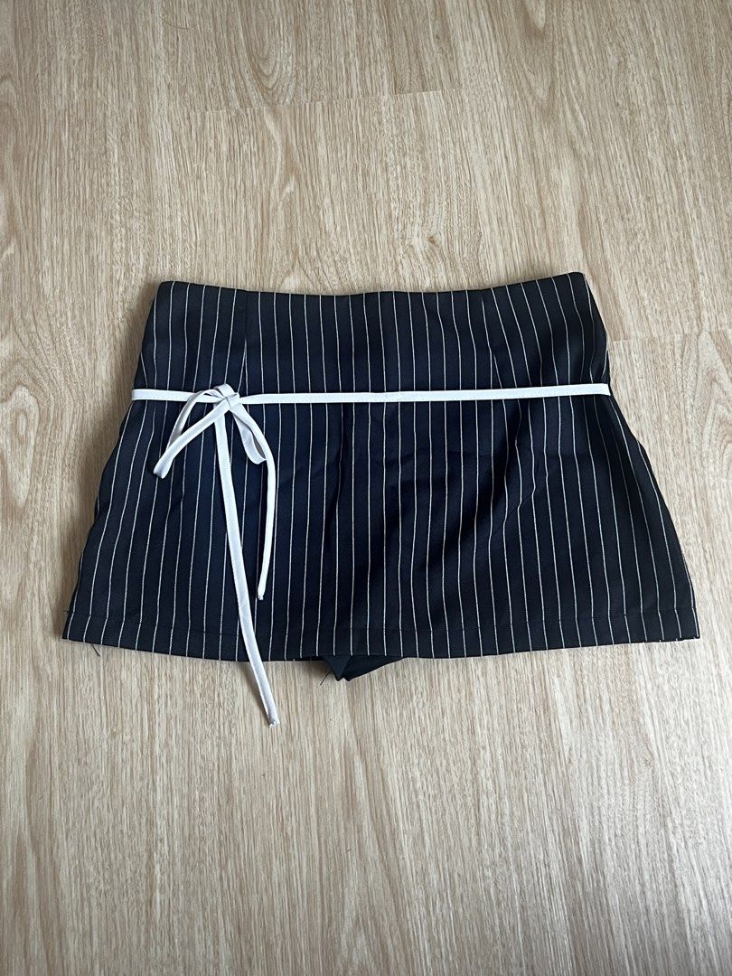 Clothes Bundle (Category: Other Tops) located in Singapore. Submitted by qianh.ui (Listing ID 1437198716, Image 3). Description: Pricing based on usage & brand [$6] White Long Sleeve - XS [$7] Ribbon Skorts - XS [$5] White Off-Shoulder - XS [$5] Bubble Skirt - XS [$14] Low Rise Jeans - S/M [$13] Cider Cardigan - S/M [$10] Wide Legged Jeans - M [$3] Cropped Top - XS [$10] White Ruffled Skirt - XS/S Buy 2 for 5% off Buy 3 for 10% off Buy 6 for 20% 