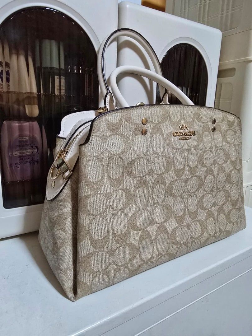 Coach Bag (Category: Bags & Wallets) located in Singapore. Submitted by queenreloved17 (Listing ID 1437160003, Image 2). Description: White AUTHENTIC Coach shoulder bag. Can fit a mini ipad comfortably :) Do chat if interested! No low ball..