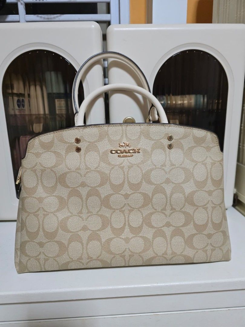 Coach Bag (Category: Bags & Wallets) located in Singapore. Submitted by queenreloved17 (Listing ID 1437160003, Image 1). Description: White AUTHENTIC Coach shoulder bag. Can fit a mini ipad comfortably :) Do chat if interested! No low ball..