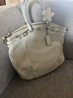 (Category: ) located in . Submitted by pr3ttysboutique (Listing ID 1437067336, Image 1). Description: .