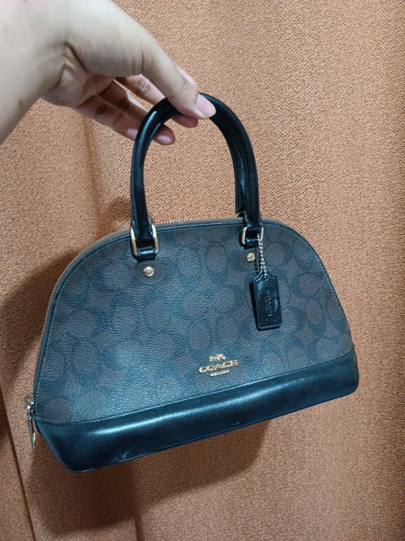 Coach Mini Sierra Bag (Category: Luxury Bags & Wallets) located in Tuguegarao City. Submitted by teeteeshoppingspree (Listing ID 1437079579, Image 1). Description: 💯 AUTHENTIC Minor Signs of Usage Bought from Dubai 🇦🇪 RFS: Bawas sa collection.