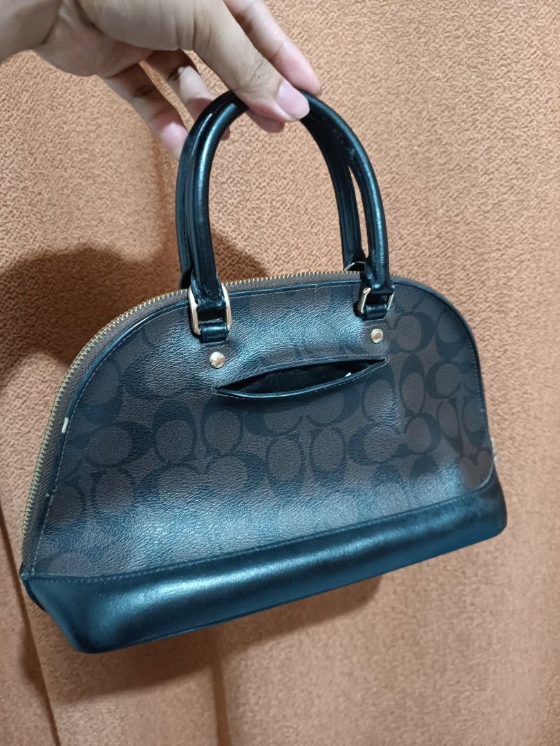 Coach Mini Sierra Bag (Category: Luxury Bags & Wallets) located in Tuguegarao City. Submitted by teeteeshoppingspree (Listing ID 1437079579, Image 2). Description: 💯 AUTHENTIC Minor Signs of Usage Bought from Dubai 🇦🇪 RFS: Bawas sa collection.