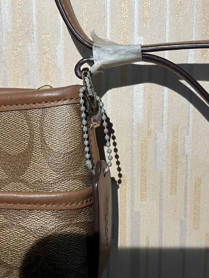 Coach Signature Crossbody Bag (Category: Luxury Bags & Wallets) located in Makati City. Submitted by neenee_ (Listing ID 1437018535, Image 3). Description: Original Coach Signature File Crossbody Bag Outside bag looks very good - barely doesnt have any flaws. The hardware needs cleaning. Strap has tape because i was planning on having it cut, but no signs of cracking yet (as shown in picture) Issue: Creed Overall, bag is still in good condition e