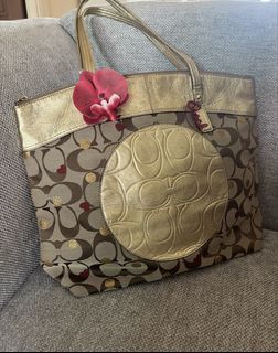 (Category: ) located in . Submitted by pr3ttysboutique (Listing ID 1437061601, Image 1). Description: .