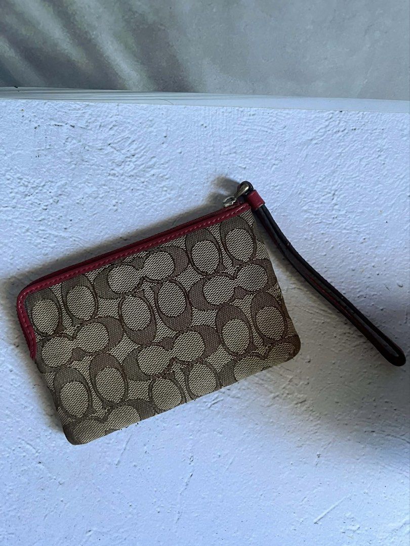 Coach Signature Zip Corner Wristlet (Category: Luxury Bags & Wallets) located in San Pedro. Submitted by wlaesh (Listing ID 1437172784, Image 2). Description: —authentic please dm for details & make offers for fast transaction! 📍loc: san pedro, laguna.