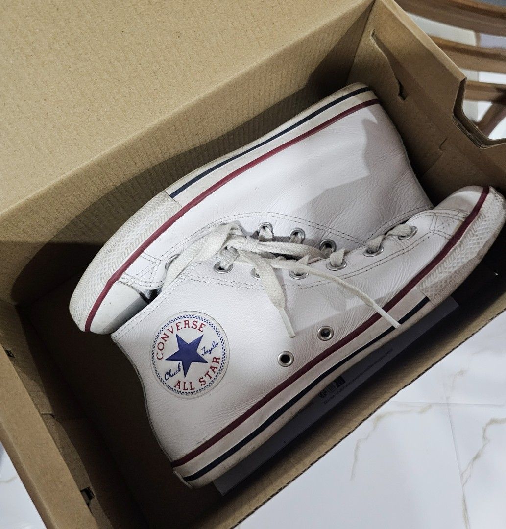 Converse Sneakers for women (Category: Sneakers) located in Makati City. Submitted by richpaul_ (Listing ID 1437165787, Image 1). Description: Pang babae po ito pero pwede ding pang lalake kung pandak ka or parang duwende. Please manage your expectation because this is used pero konting laba lang to ng tide baka di hamak na mas maputi pa to sa singit mo so wag naman sanang maarte. And yes original ho, no to replica or fake po tayo sana. No origin