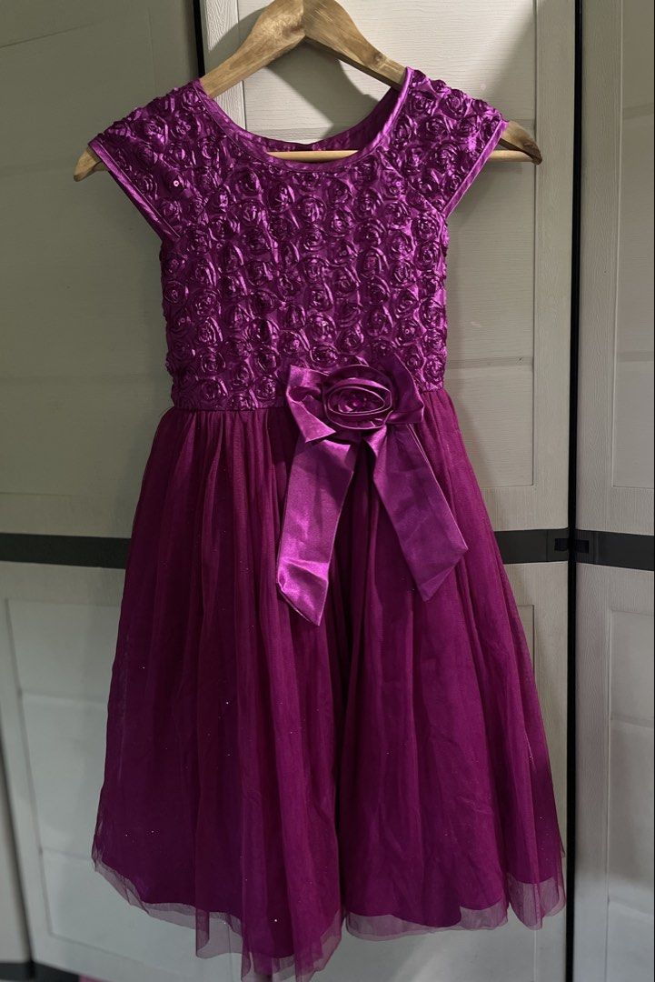 💖 Magenta / Fuchsia Textured Rosette Party Dress 💖 (Category: Babies & Kids Fashion) located in Roxas City. Submitted by budgetfindsroxasph (Listing ID 1437118362, Image 3). Description: Stunning kids formal gown! Perfect for birthdays, flower girl duties, pageants, or special events! Brand: Jona Michelle Size: Can fit 5–7 years old (depends on body build) Condition:good pre-loved condition Price: ₱750 (Bought for ₱1,800 in boutique!) Terms: 🚚