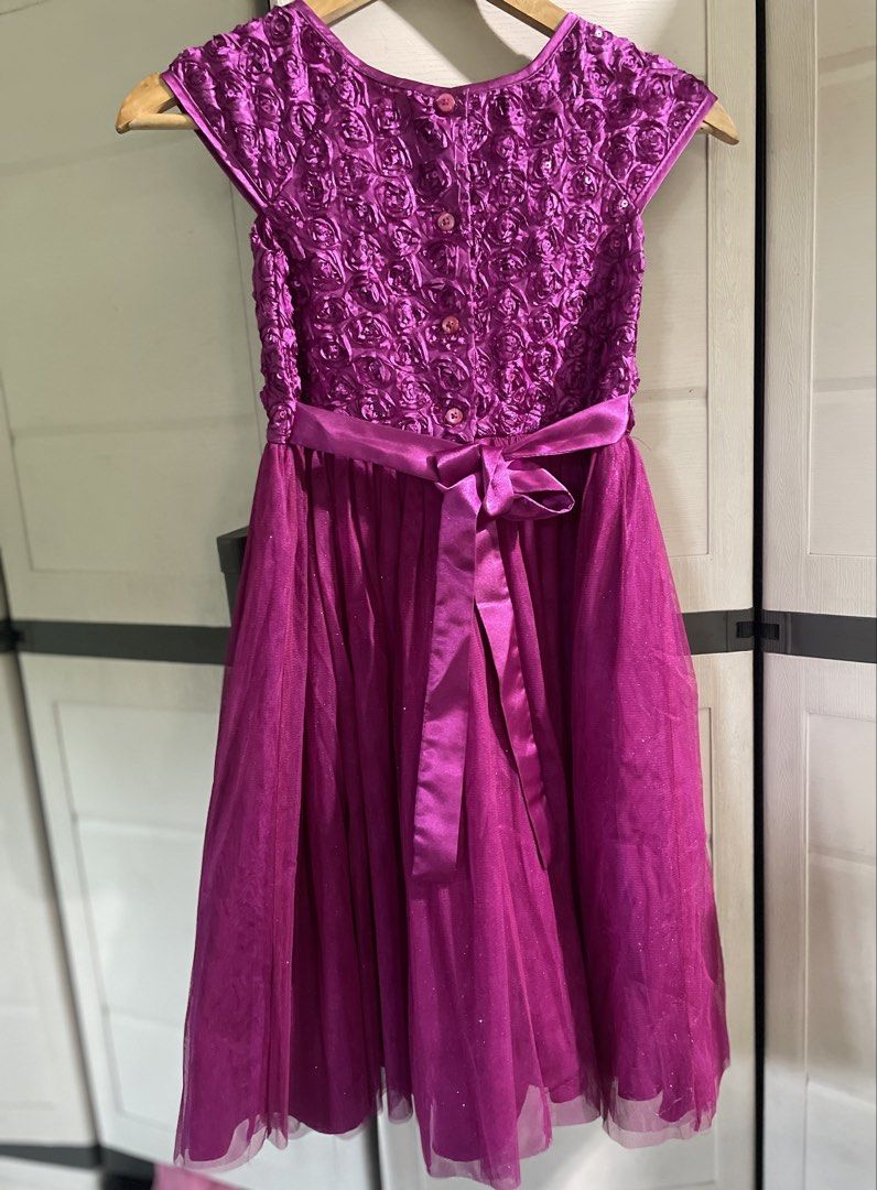 💖 Magenta / Fuchsia Textured Rosette Party Dress 💖 (Category: Babies & Kids Fashion) located in Roxas City. Submitted by budgetfindsroxasph (Listing ID 1437118362, Image 2). Description: Stunning kids formal gown! Perfect for birthdays, flower girl duties, pageants, or special events! Brand: Jona Michelle Size: Can fit 5–7 years old (depends on body build) Condition:good pre-loved condition Price: ₱750 (Bought for ₱1,800 in boutique!) Terms: 🚚