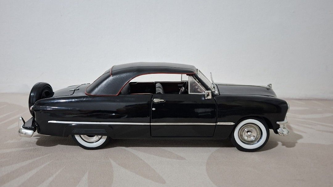 Ford 1950 Convertible Diecast Model, 1/18 scale (Category: Vehicle & Diecast Models) located in Imus. Submitted by pick_and_dig (Listing ID 1437201382, Image 2). Description: This is a 1:18 scale diecast model of a 1950 Ford Convertible by Maisto, featuring a black finish and functional parts. Model Details: The model is highly detailed with over 130 parts, including rubber tires and a detailed engine bay. Functional Features: It includes openabl