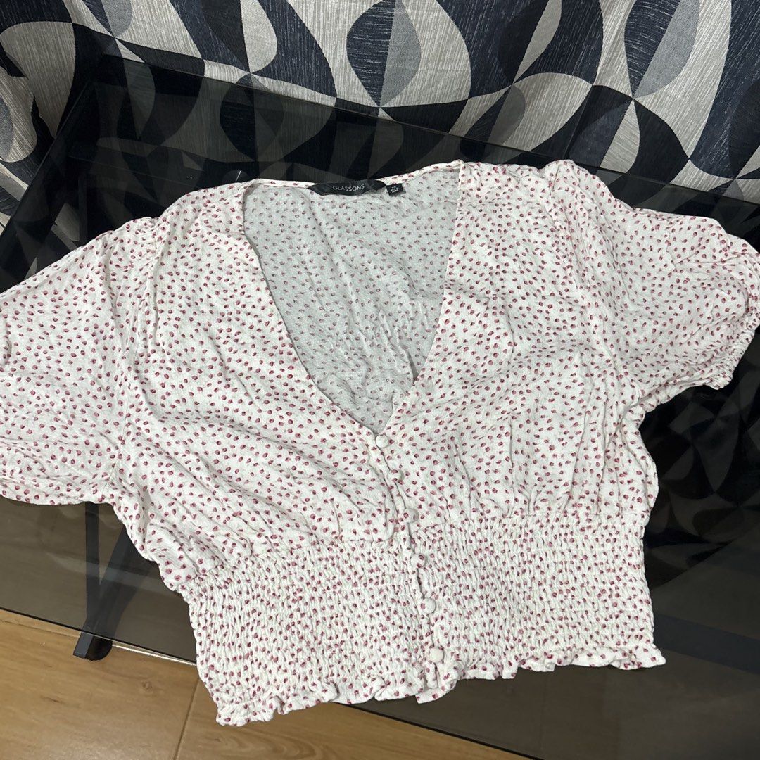 GLASSONS Floral Puff Bustier-like Top (Category: Blouses) located in Manila. Submitted by 119.s (Listing ID 1437158340, Image 1). Description: Used a couple of times. RFS: Loose now on me. Best fits M 🏷️ LP 📸 Can send more photos (NO WW) 🙇🏻‍♀️ Please expect flaws/manage your expectations as this item is pre-loved. Expect minor color differences due to screen display. 💵 MOP: GCash (NO COD) tag: glassons white pink floral bustier-like puff top