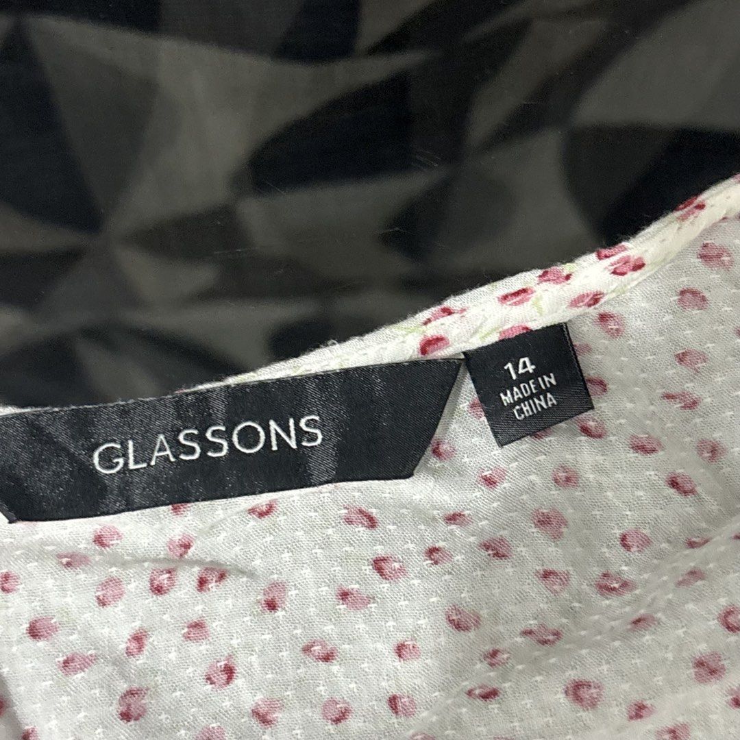 GLASSONS Floral Puff Bustier-like Top (Category: Blouses) located in Manila. Submitted by 119.s (Listing ID 1437158340, Image 2). Description: Used a couple of times. RFS: Loose now on me. Best fits M 🏷️ LP 📸 Can send more photos (NO WW) 🙇🏻‍♀️ Please expect flaws/manage your expectations as this item is pre-loved. Expect minor color differences due to screen display. 💵 MOP: GCash (NO COD) tag: glassons white pink floral bustier-like puff top