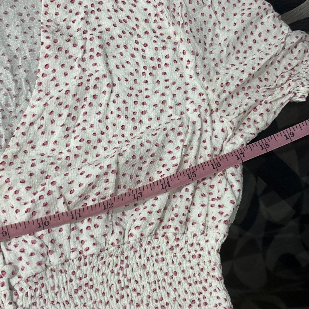 GLASSONS Floral Puff Bustier-like Top (Category: Blouses) located in Manila. Submitted by 119.s (Listing ID 1437158340, Image 3). Description: Used a couple of times. RFS: Loose now on me. Best fits M 🏷️ LP 📸 Can send more photos (NO WW) 🙇🏻‍♀️ Please expect flaws/manage your expectations as this item is pre-loved. Expect minor color differences due to screen display. 💵 MOP: GCash (NO COD) tag: glassons white pink floral bustier-like puff top