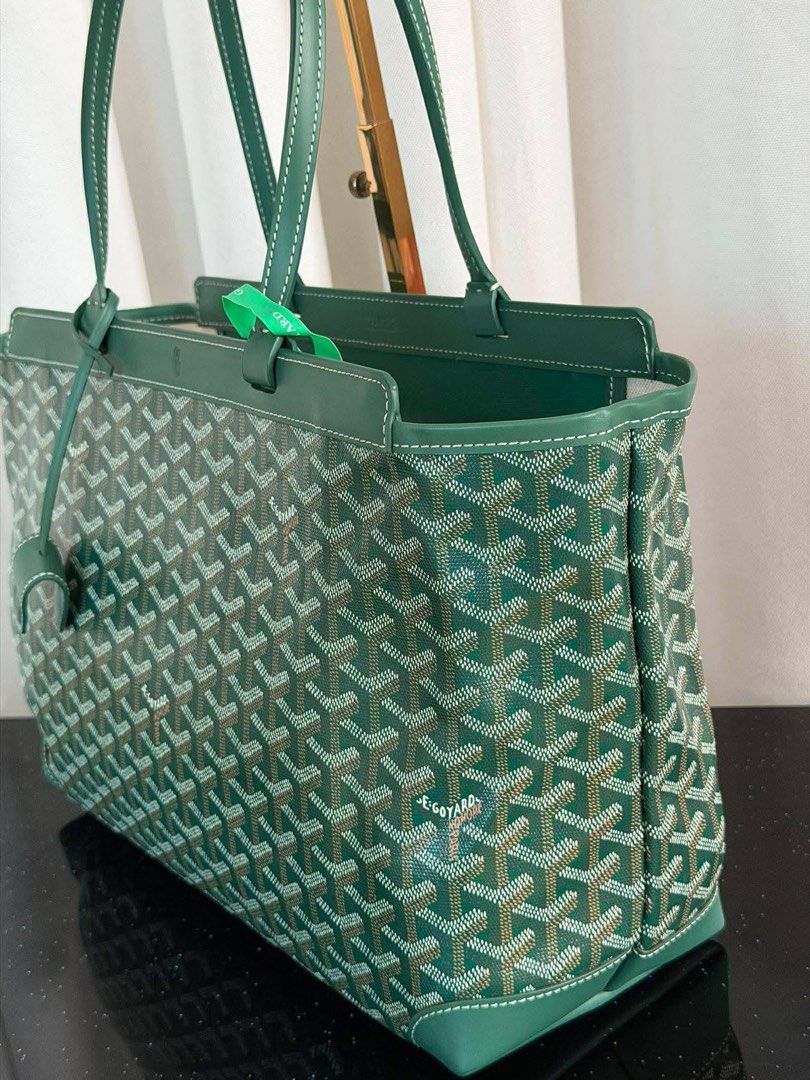 Goyard Bellechasse Tote 35cm (Category: Luxury Bags & Wallets) located in Quezon City. Submitted by rarebagsfrmjapan (Listing ID 1379700458, Image 3). Description: PERFECT GIFT OR GIVEAWAYS REWARD UR SELF OR LOVE ONES AT LEAST ONCE A YEAR !!! 𝐃𝐈𝐒𝐂𝐋𝐀𝐈𝐌𝐄𝐑: we are 𝐧𝐨𝐭 𝐚𝐬𝐬𝐨𝐜𝐢𝐚𝐭𝐞𝐝 𝐰𝐢𝐭𝐡 𝐭𝐡𝐞 𝐛𝐫𝐚𝐧𝐝𝐬 𝐭𝐡𝐚𝐭 𝐚𝐫𝐞 𝐥𝐢𝐧𝐤𝐞𝐝 𝐚𝐧𝐝 𝐬𝐭𝐚𝐭𝐞𝐝 𝐢𝐧 𝐭𝐡𝐢𝐬 𝐩𝐨𝐬𝐭. 𝐀𝐥𝐥 𝐫𝐢𝐠𝐡𝐭𝐬 𝐚𝐫𝐞 𝐫𝐞𝐬𝐞𝐫𝐯𝐞𝐝 𝐭𝐨