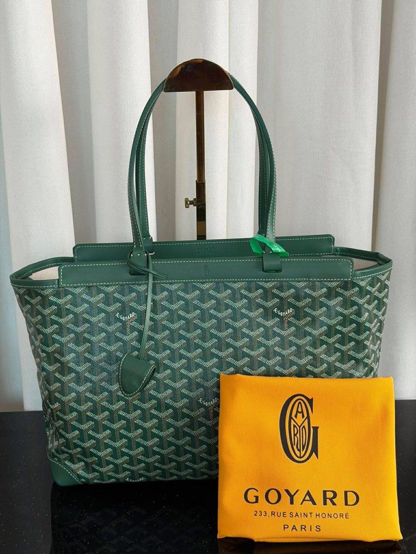 Goyard Bellechasse Tote 35cm (Category: Luxury Bags & Wallets) located in Quezon City. Submitted by rarebagsfrmjapan (Listing ID 1379700458, Image 1). Description: PERFECT GIFT OR GIVEAWAYS REWARD UR SELF OR LOVE ONES AT LEAST ONCE A YEAR !!! 𝐃𝐈𝐒𝐂𝐋𝐀𝐈𝐌𝐄𝐑: we are 𝐧𝐨𝐭 𝐚𝐬𝐬𝐨𝐜𝐢𝐚𝐭𝐞𝐝 𝐰𝐢𝐭𝐡 𝐭𝐡𝐞 𝐛𝐫𝐚𝐧𝐝𝐬 𝐭𝐡𝐚𝐭 𝐚𝐫𝐞 𝐥𝐢𝐧𝐤𝐞𝐝 𝐚𝐧𝐝 𝐬𝐭𝐚𝐭𝐞𝐝 𝐢𝐧 𝐭𝐡𝐢𝐬 𝐩𝐨𝐬𝐭. 𝐀𝐥𝐥 𝐫𝐢𝐠𝐡𝐭𝐬 𝐚𝐫𝐞 𝐫𝐞𝐬𝐞𝐫𝐯𝐞𝐝 𝐭𝐨