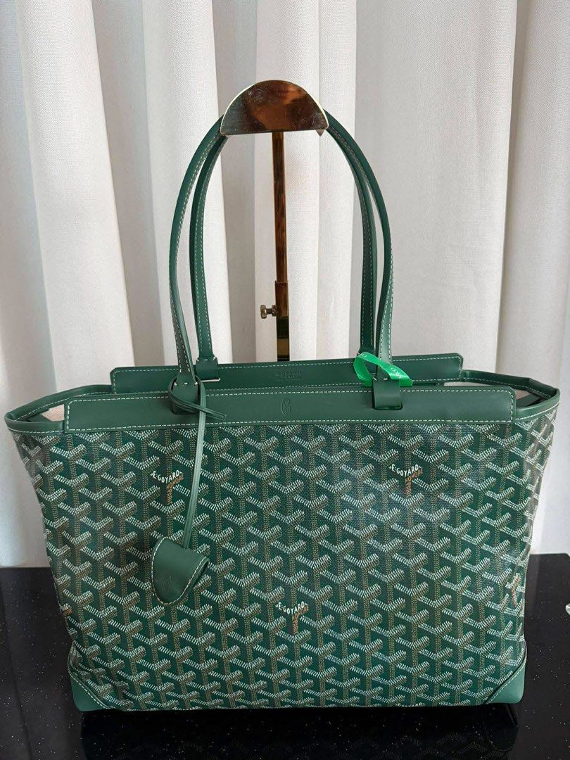 Goyard Bellechasse Tote 35cm (Category: Luxury Bags & Wallets) located in Quezon City. Submitted by rarebagsfrmjapan (Listing ID 1379700458, Image 2). Description: PERFECT GIFT OR GIVEAWAYS REWARD UR SELF OR LOVE ONES AT LEAST ONCE A YEAR !!! 𝐃𝐈𝐒𝐂𝐋𝐀𝐈𝐌𝐄𝐑: we are 𝐧𝐨𝐭 𝐚𝐬𝐬𝐨𝐜𝐢𝐚𝐭𝐞𝐝 𝐰𝐢𝐭𝐡 𝐭𝐡𝐞 𝐛𝐫𝐚𝐧𝐝𝐬 𝐭𝐡𝐚𝐭 𝐚𝐫𝐞 𝐥𝐢𝐧𝐤𝐞𝐝 𝐚𝐧𝐝 𝐬𝐭𝐚𝐭𝐞𝐝 𝐢𝐧 𝐭𝐡𝐢𝐬 𝐩𝐨𝐬𝐭. 𝐀𝐥𝐥 𝐫𝐢𝐠𝐡𝐭𝐬 𝐚𝐫𝐞 𝐫𝐞𝐬𝐞𝐫𝐯𝐞𝐝 𝐭𝐨