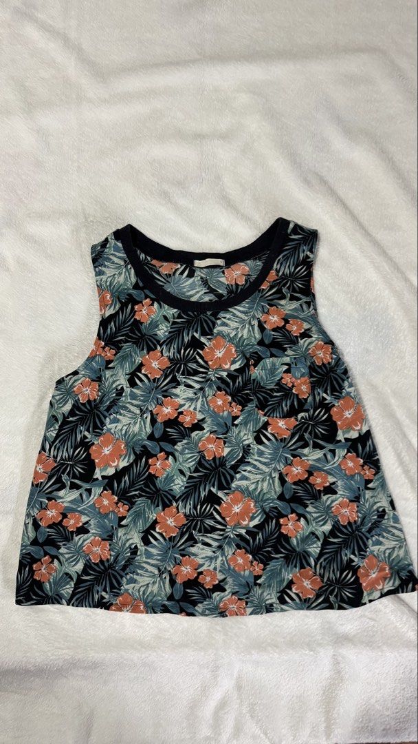 GU Floral Tank Top Size S (Category: Sleeveless) located in San Juan City. Submitted by tofrice (Listing ID 1437080991, Image 1). Description: - GU floral print tank top - Size: S - Black trim detail - Fabric: 64% polyester, 33% rayon, 3% polyurethane - Perfect for summer wts lfb GU uniqlo summer beach comfy casual wear Fits Medium framed body Authentic and bought from japat store On hand and ready to ship! Shipping fee c/o buyer (via same day de