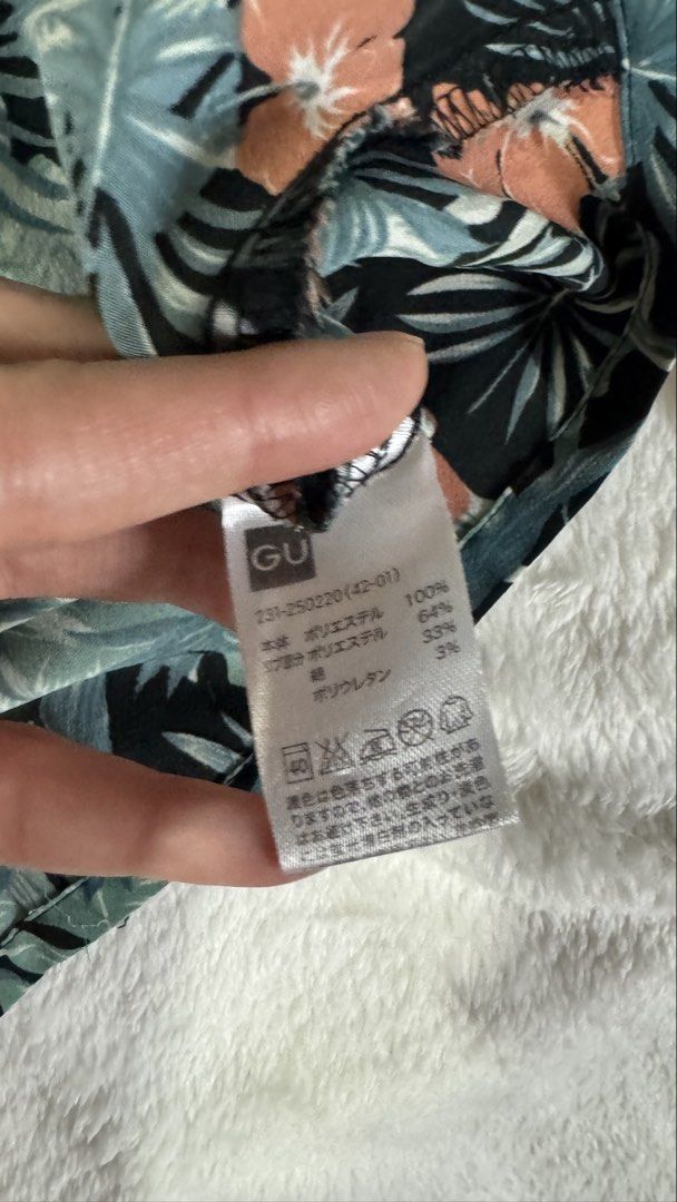 GU Floral Tank Top Size S (Category: Sleeveless) located in San Juan City. Submitted by tofrice (Listing ID 1437080991, Image 3). Description: - GU floral print tank top - Size: S - Black trim detail - Fabric: 64% polyester, 33% rayon, 3% polyurethane - Perfect for summer wts lfb GU uniqlo summer beach comfy casual wear Fits Medium framed body Authentic and bought from japat store On hand and ready to ship! Shipping fee c/o buyer (via same day de