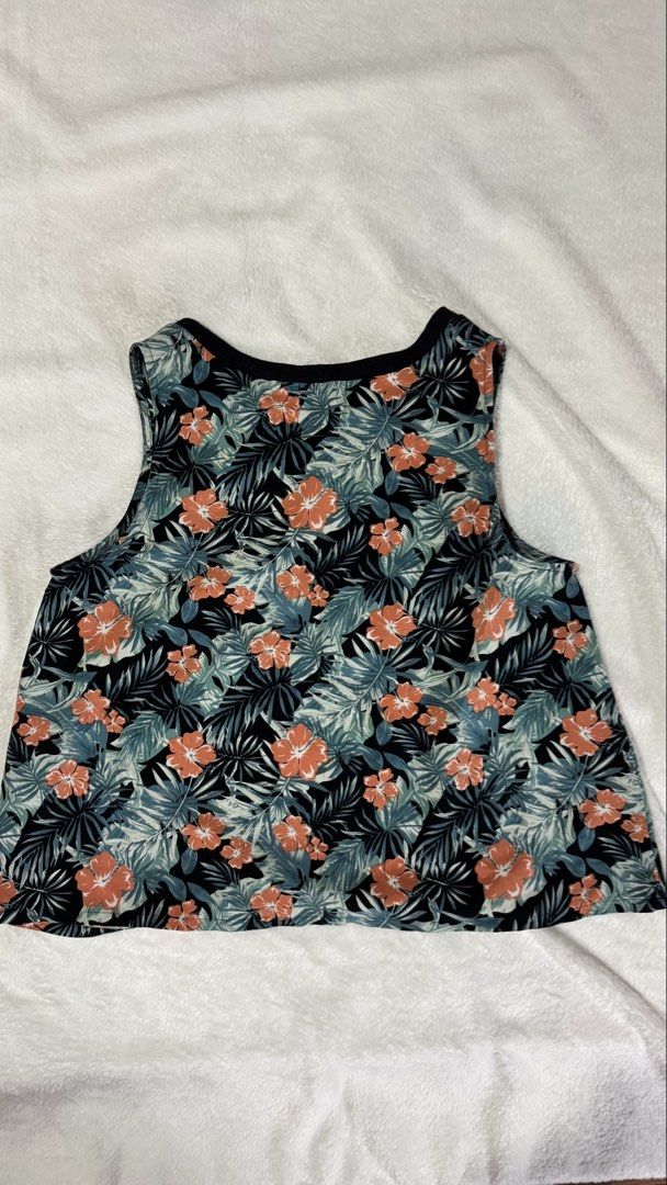 GU Floral Tank Top Size S (Category: Sleeveless) located in San Juan City. Submitted by tofrice (Listing ID 1437080991, Image 2). Description: - GU floral print tank top - Size: S - Black trim detail - Fabric: 64% polyester, 33% rayon, 3% polyurethane - Perfect for summer wts lfb GU uniqlo summer beach comfy casual wear Fits Medium framed body Authentic and bought from japat store On hand and ready to ship! Shipping fee c/o buyer (via same day de
