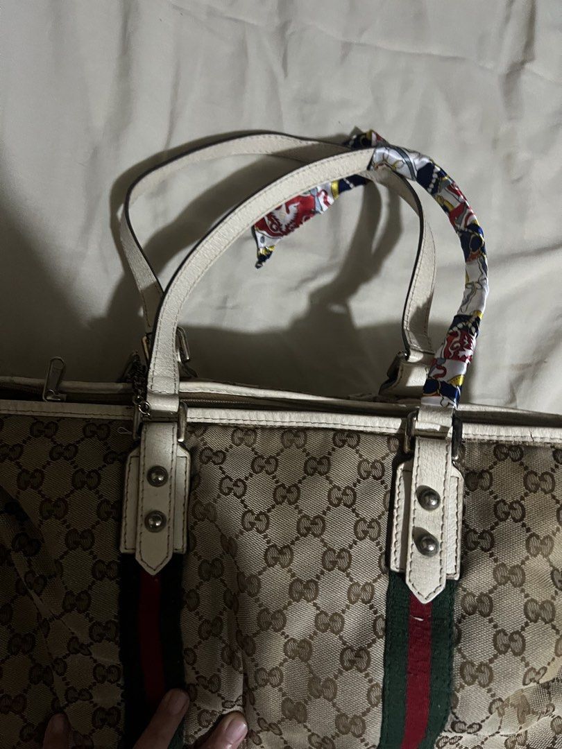 Gucci Shoulder Bag (Category: Luxury Bags & Wallets) located in Makati City. Submitted by jadedmay27 (Listing ID 1437167226, Image 2). Description: Preloved Gucci Shoulder Bag. No major defect or flaw just signs of usage..