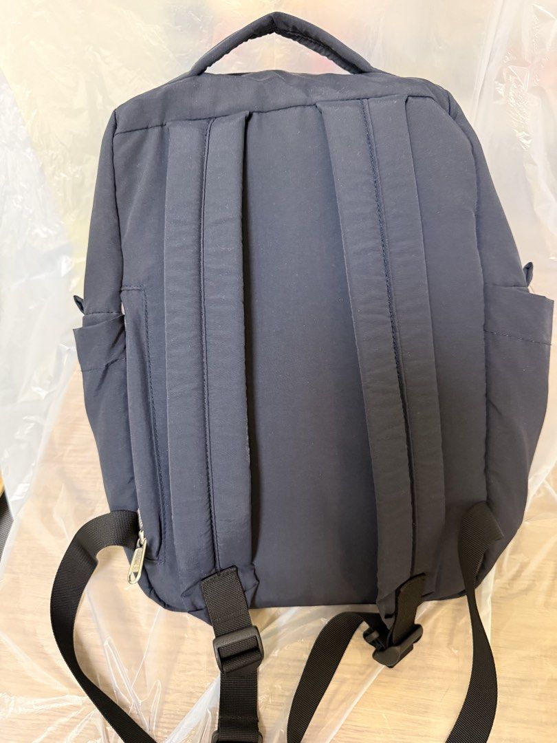 hellolulu 後背包 （分類：背囊）位於 Hong Kong。 由 mrvip 提交（商品編號 1437044030，圖片 3）。簡介： hellolulu 後背包，深藍色，正面有一個大口袋。背包內部有隔層，方便收納。背面有可調節肩帶，方便攜帶。包包兩側有側袋，可以放置水壺或其他小物件。整體設計簡潔，適合日常使用。。