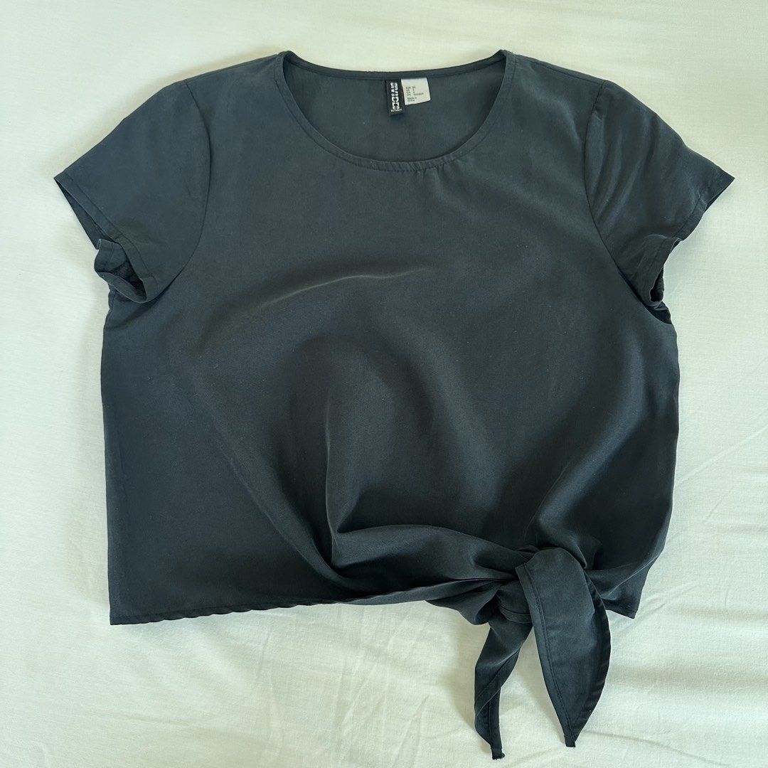 H&M Black Tie Shirt Work Top (Category: Shirts) located in San Juan City. Submitted by keep.it.clean (Listing ID 1437066759, Image 1). Description: .