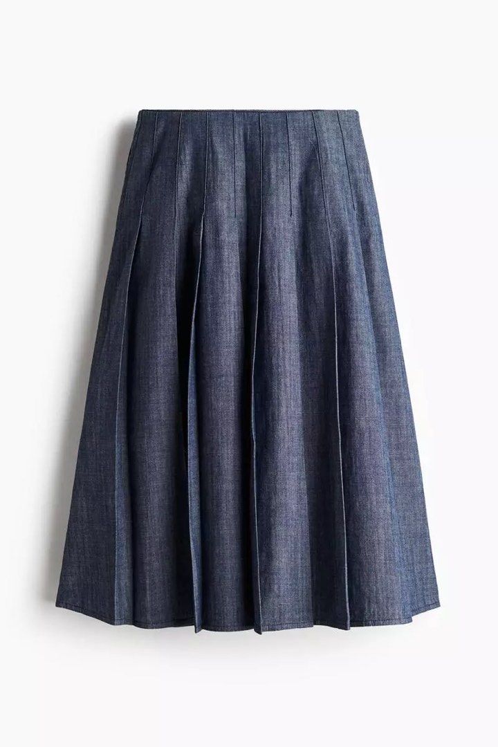 H&M Pleated Midi Denim Skirt (Category: Skirts) located in Las Pinas. Submitted by bianxdeclutters (Listing ID 1437092103, Image 3). Description: .
