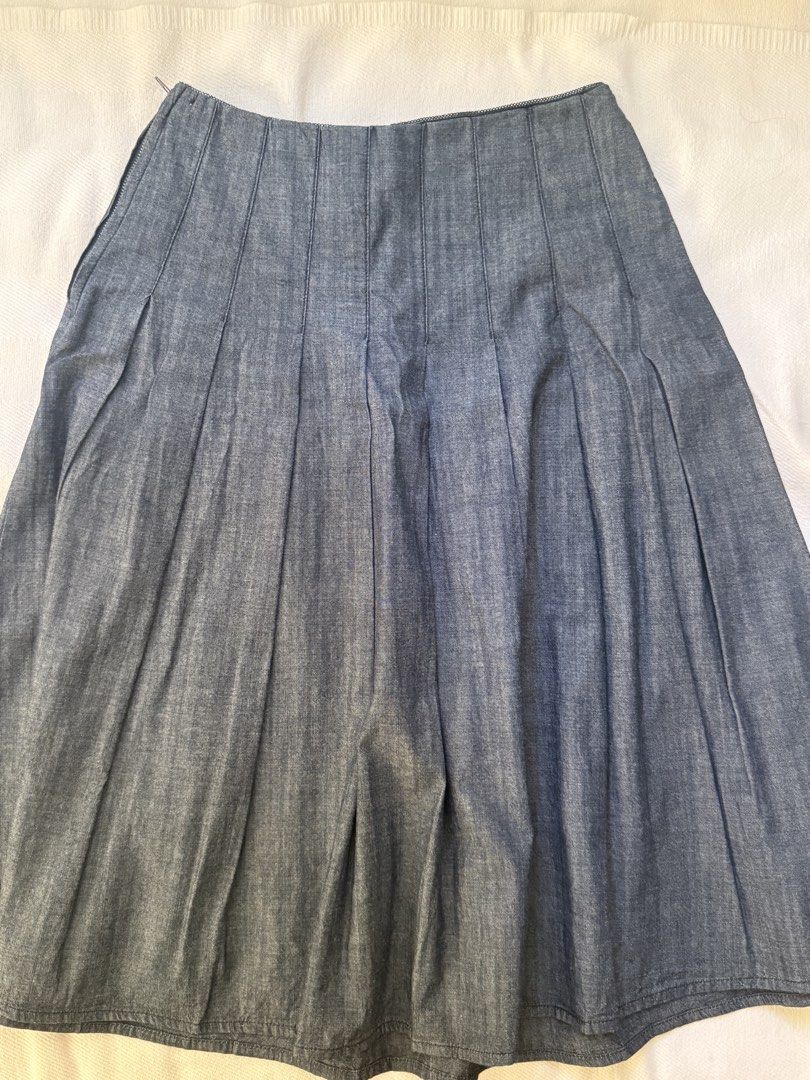 H&M Pleated Midi Denim Skirt (Category: Skirts) located in Las Pinas. Submitted by bianxdeclutters (Listing ID 1437092103, Image 1). Description: .