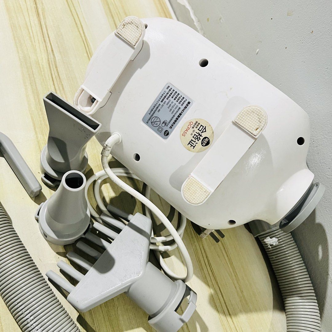 Dog Blower White Max Edition Pet Dryer 2000W (Category: Homes & Other Pet Accessories) located in Quezon City. Submitted by worty_deals (Listing ID 1437135731, Image 3). Description: Decluttering sale ✨ Selling this Jane White Max Edition Pet Dryer Blower dahil hindi na nagagamit at nakatambak na lang. ✔ 88% smooth ✔ Complete with box ✔ Like new condition ✔ Ilang beses lang nagamit ✔ Malakas airflow & adjustable temp ✔ May kasamang nozzle attachm