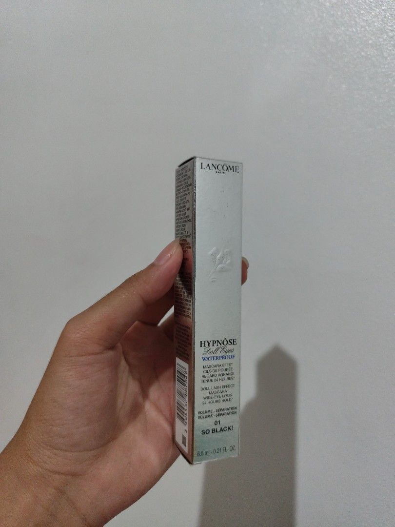 Lancome Mascara (Category: Makeup) located in Antipolo. Submitted by jasdeclutterz (Listing ID 1437173917, Image 2). Description: - Lancôme Hypnôse Doll Eyes Waterproof Mascara. - Shade: 01 So Black. - Creates a doll-eye effect. - Waterproof formula. - New and authentic. - Features a sleek, stylish design. - Perfect for achieving voluminous and separated lashes. 📍 Antipolo 🚛: J&T and Lalamove for nearby locations .