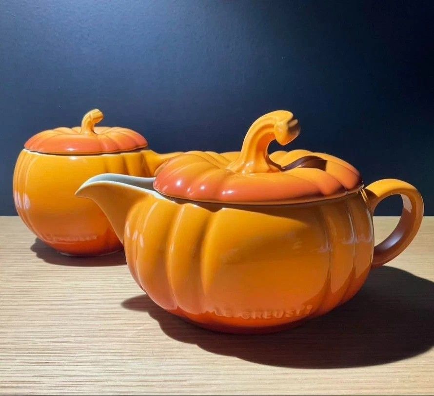 Le Creuset Mug and Gravy Pot Set (Category: Coffee & Tea Tableware) located in Marikina City. Submitted by concuorebianco (Listing ID 1437115087, Image 1). Description: - Brand new Le Creuset mug and gravy pot - Eye-catching orange color - Adorable pumpkin shape - Includes lid with stem-shaped handle - Convenient pouring spout - 400 ml / 14 oz capacity - Comes with original box.