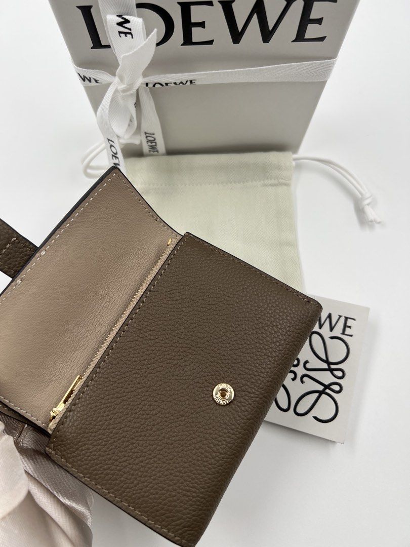 ⚜️Loewe Flap Strap wallet (Category: Luxury Bags & Wallets) located in Makati City. Submitted by 90sangel (Listing ID 1437178711, Image 3). Description: •Item: Loewe Trifold wallet in soft grained calfskin. •Size: 3.1" x 4" •Condition: Excellent! Six card slots, one large pocket, One coin compartment with snap button closure. *This includes box, dustbag, and card. Free loewe paperbag.